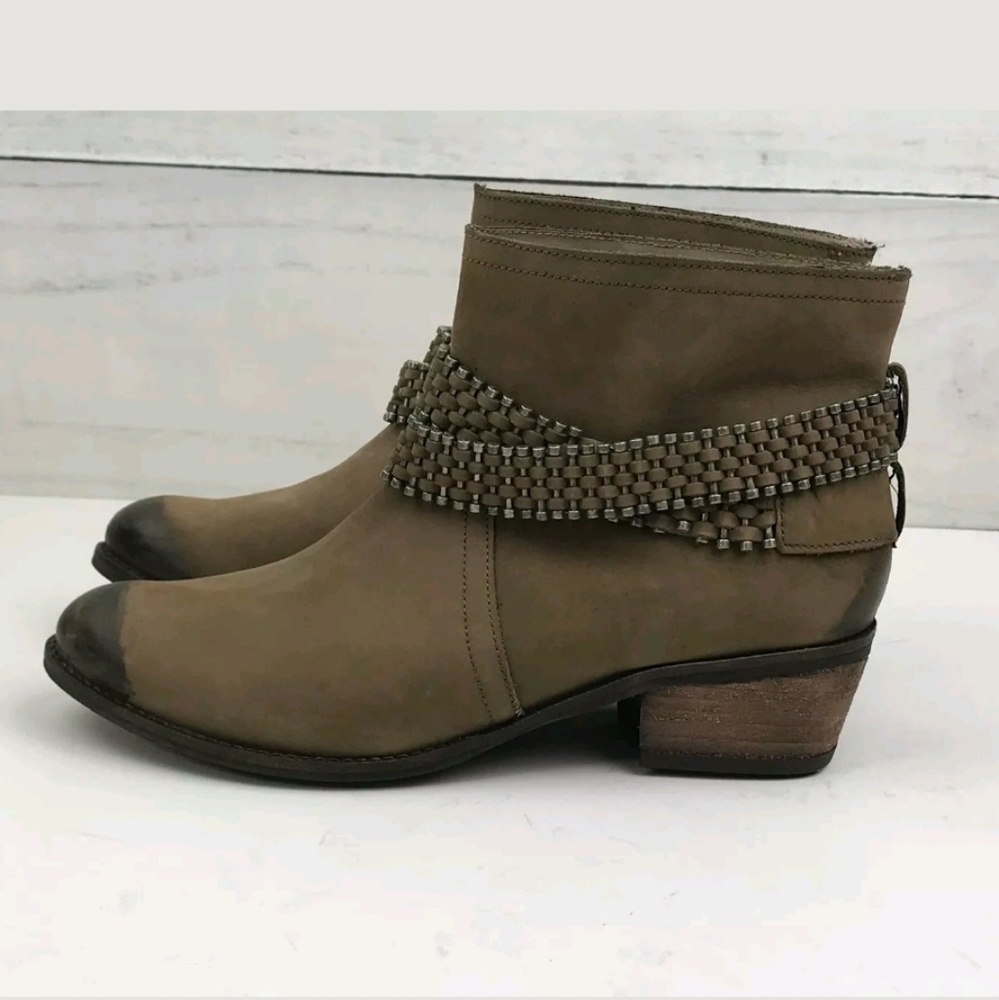 Matisse size 7.5 Taupe color Suede Booties